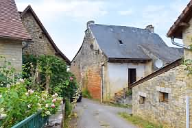Stone house to renovate near Ajat