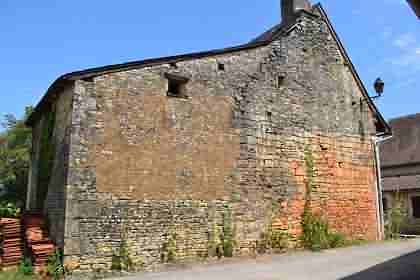 Stone house to renovate near Ajat