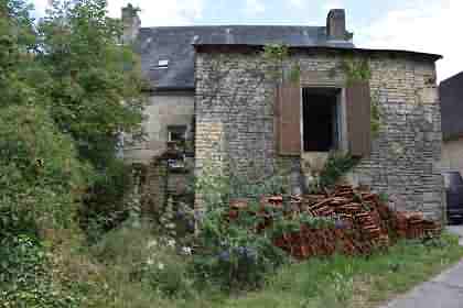 Stone house to renovate near Ajat