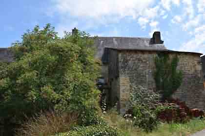 Stone house to renovate near Ajat