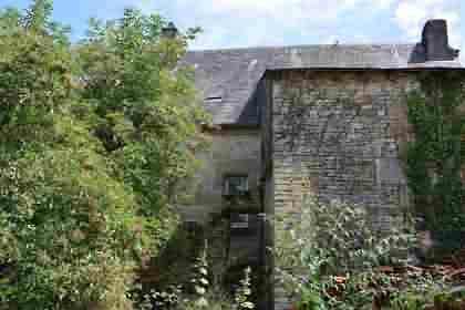 Stone house to renovate near Ajat