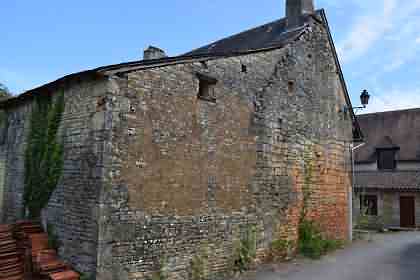 Stone house to renovate near Ajat