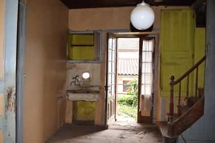 Stone house to renovate near Ajat