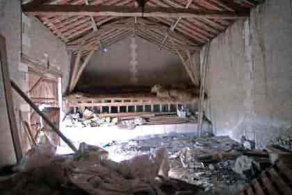 Stone barn to renovate near Vanxains