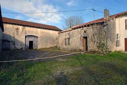 Stone barn to renovate near Vanxains