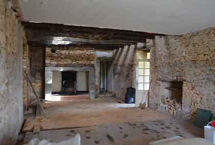 Stone farmhouse to renovate near Aubas