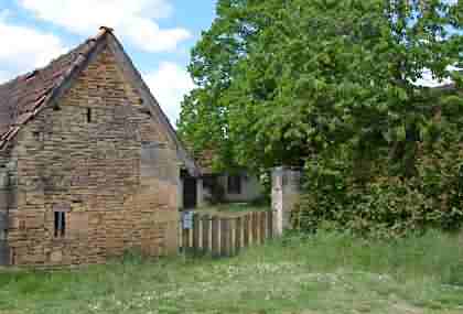 Stone farmhouse to renovate near Aubas