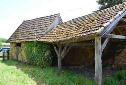 Stone farmhouse to renovate near Aubas