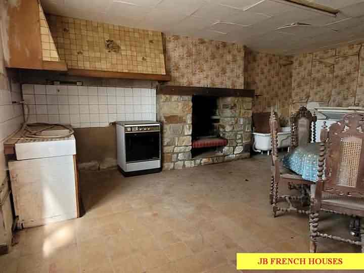 Stone house to renovate near Bion