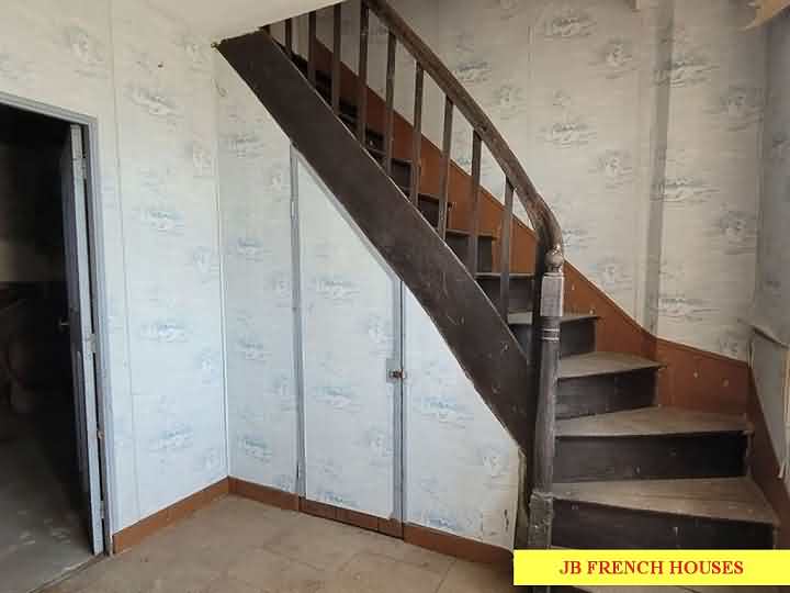 Stone house to renovate near Bion