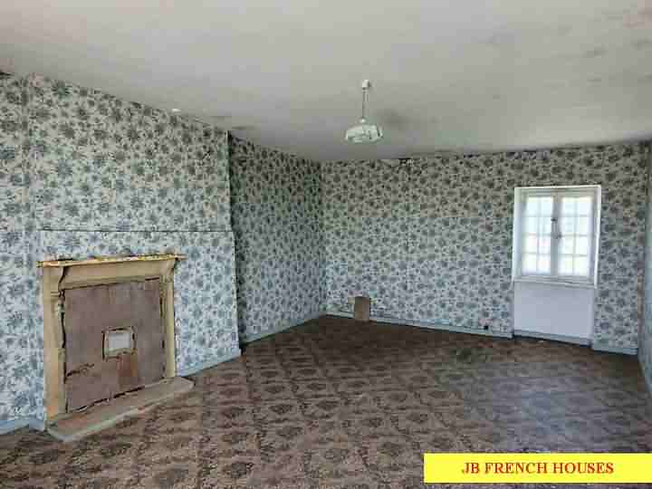 Stone house to renovate near Bion