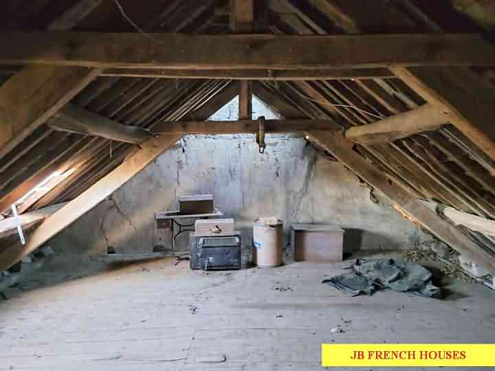 Stone house to renovate near Bion
