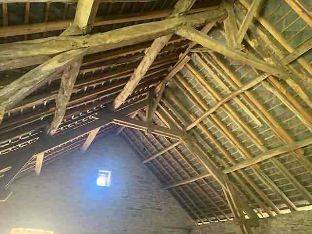 Stone barn to renovate near Affieux