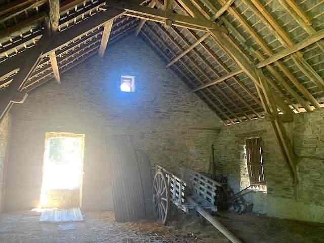 Stone barn to renovate near Affieux