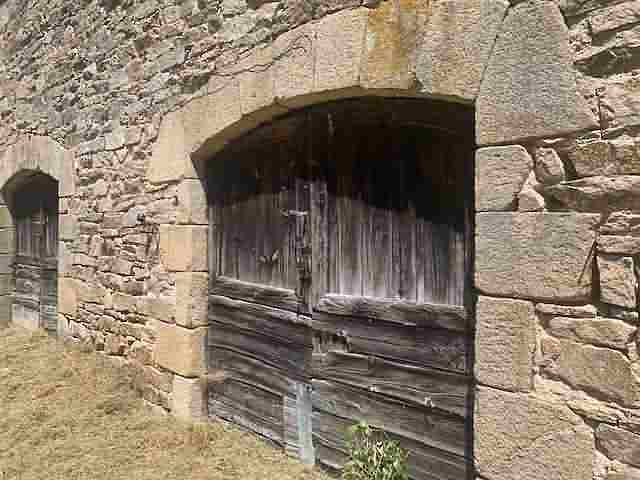 Stone barn to renovate near Affieux