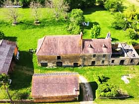 Stone farmhouse to renovate near Dussac