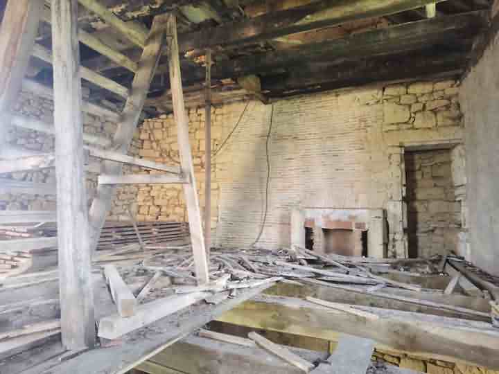 Stone farmhouse to renovate near Dussac