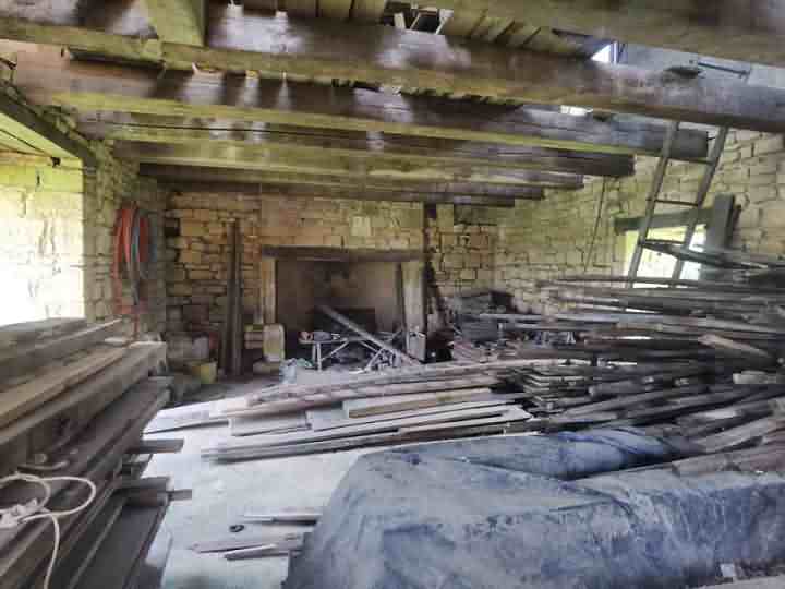 Stone farmhouse to renovate near Dussac