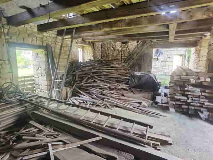 Stone farmhouse to renovate near Dussac