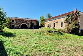 Stone barn to renovate near Castels