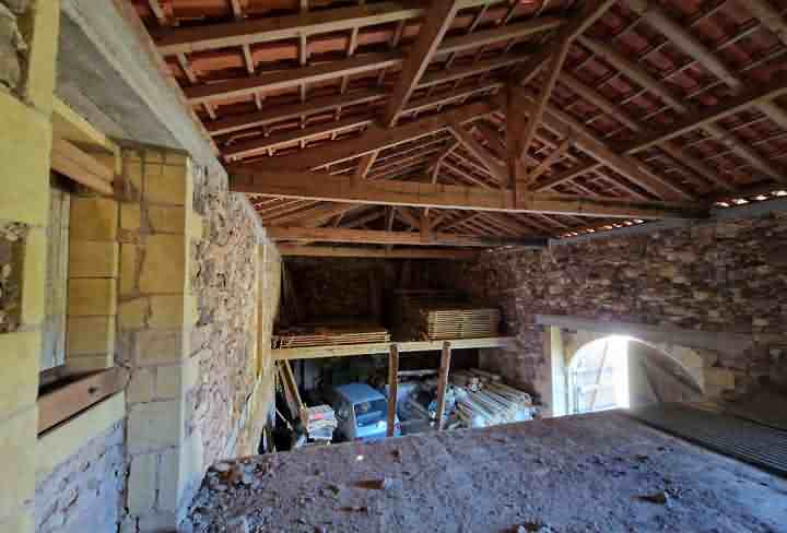 Stone barn to renovate near Castels