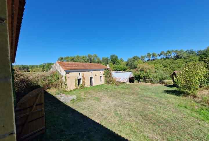 Stone barn to renovate near Castels