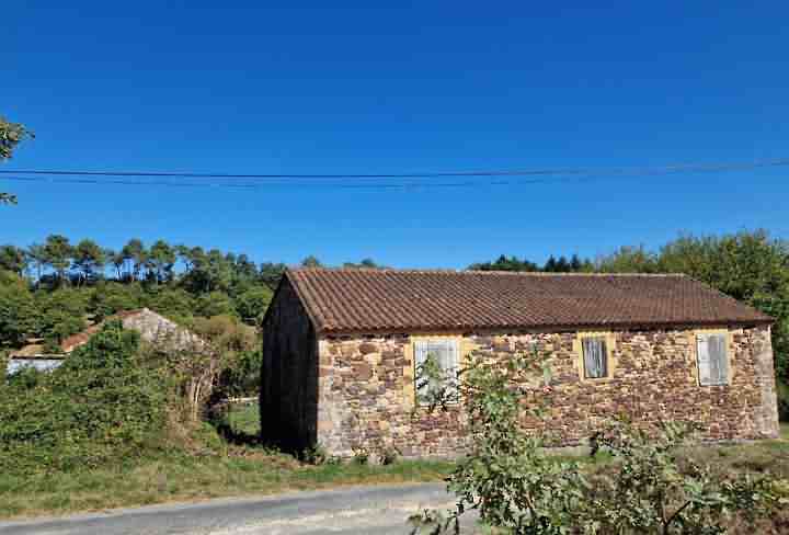 Stone barn to renovate near Castels