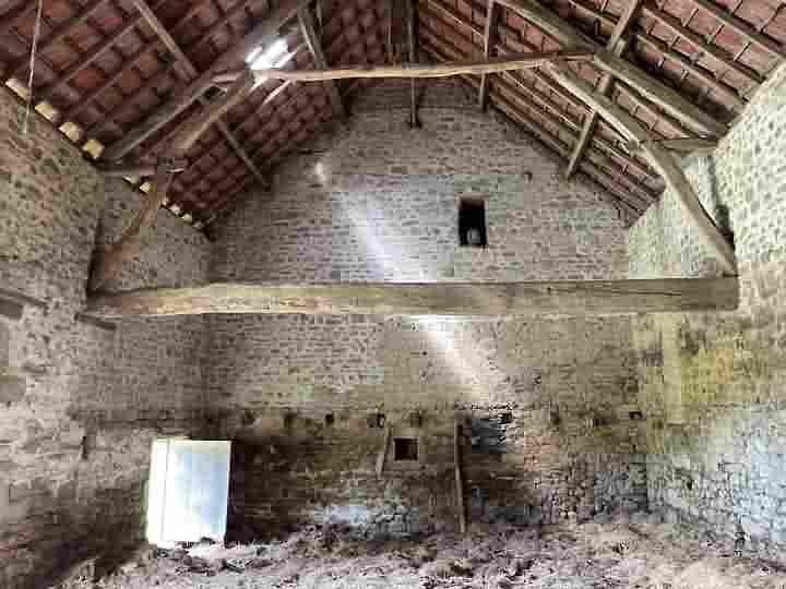 Stone barn to renovate near Jartaud