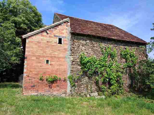 Stone barn to renovate near Naillat