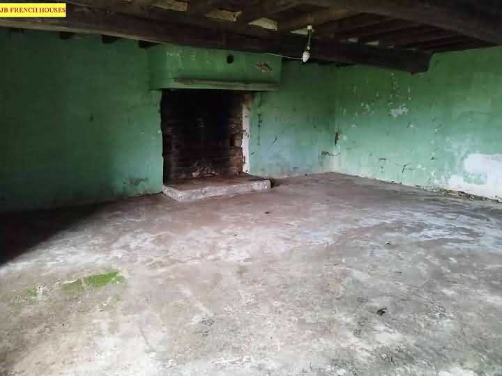 Stone barn to renovate near Jarry