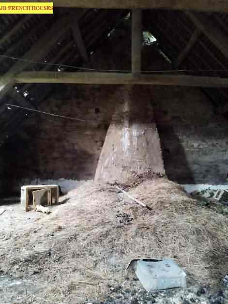 Stone barn to renovate near Jarry