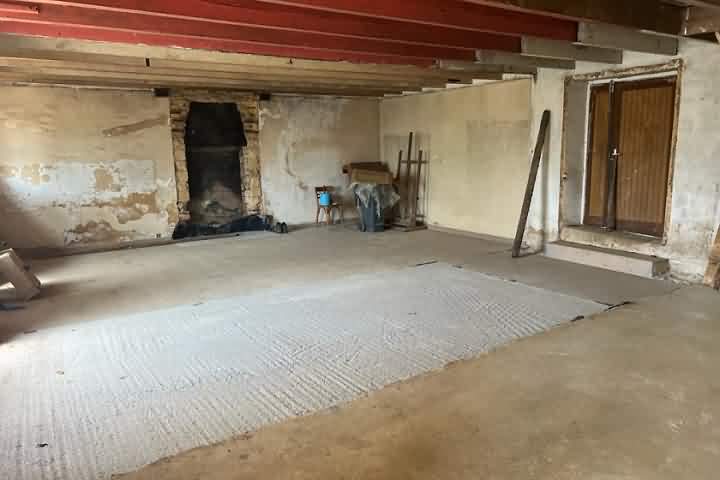 Stone house to renovate near Taupont