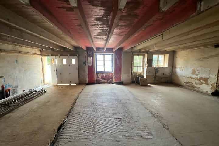 Stone house to renovate near Taupont
