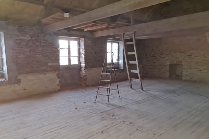 Stone house to renovate near Taupont