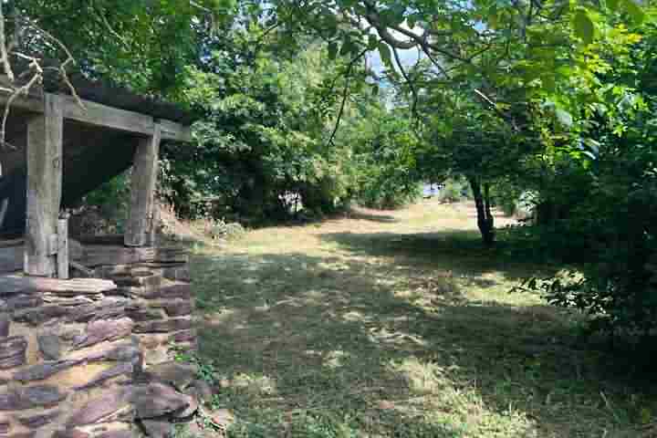 Stone house to renovate near Taupont
