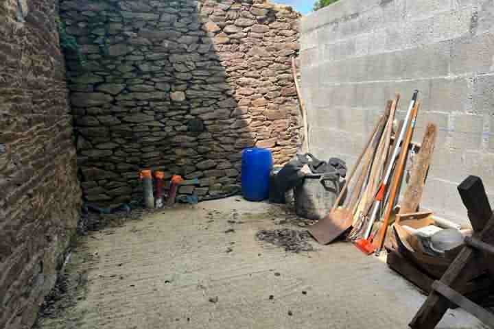 Stone house to renovate near Taupont