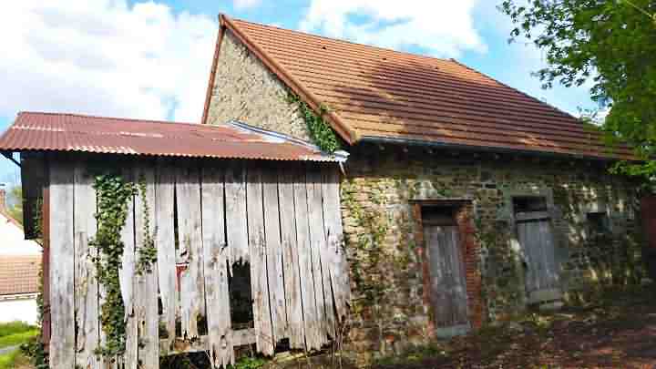 Stone farmhouse to renovate near Glénic