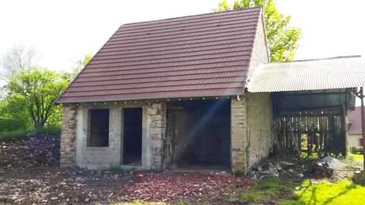 Stone farmhouse to renovate near Glénic