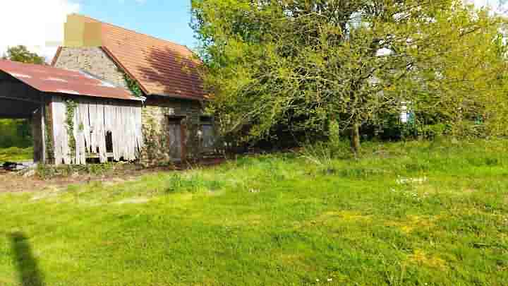 Stone farmhouse to renovate near Glénic