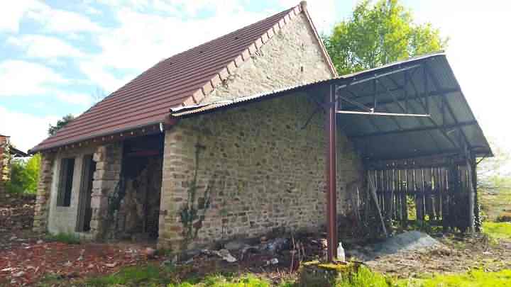 Stone farmhouse to renovate near Glénic