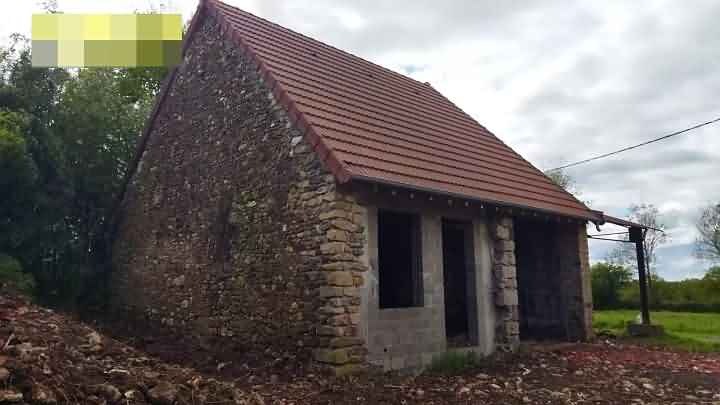 Stone farmhouse to renovate near Glénic