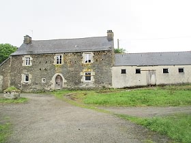 Stone house to renovate near Kergloff