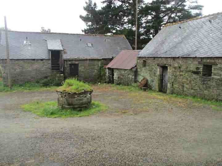 Stone house to renovate near Kergloff