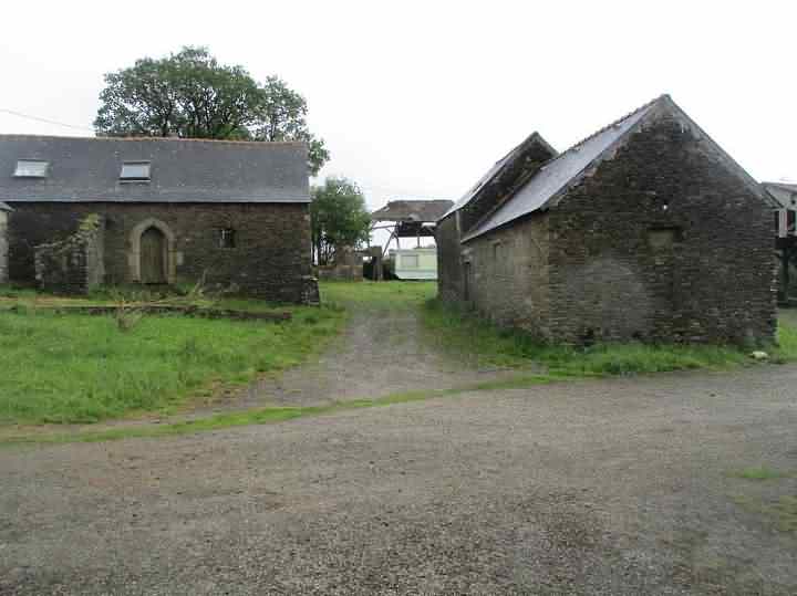 Stone house to renovate near Kergloff