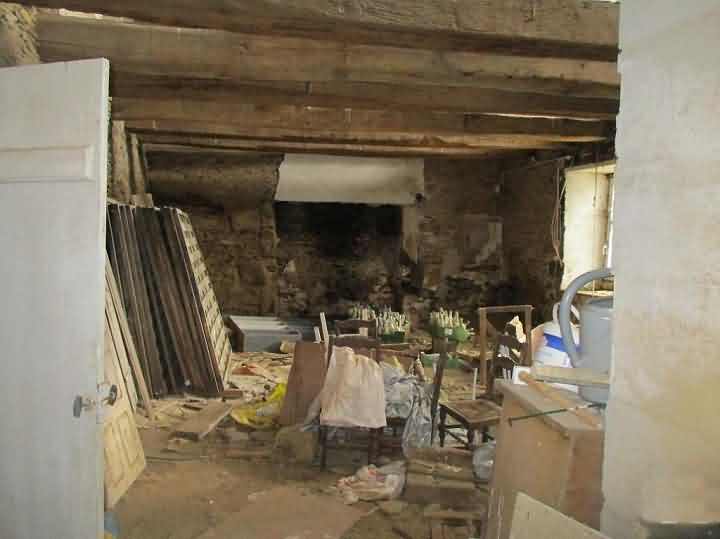 Stone house to renovate near Kergloff