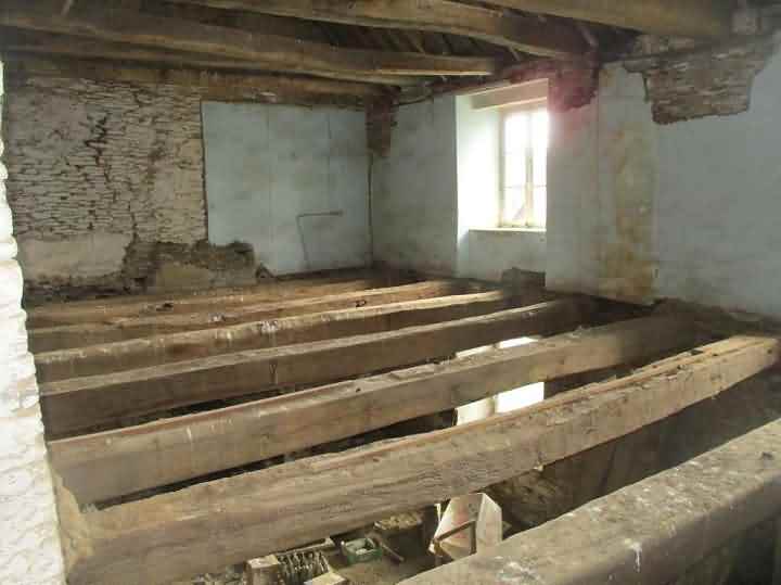 Stone house to renovate near Kergloff