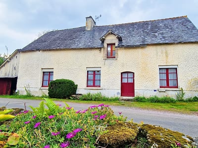 Maison en pierre d'une chambre à vendre près de Le Sourn