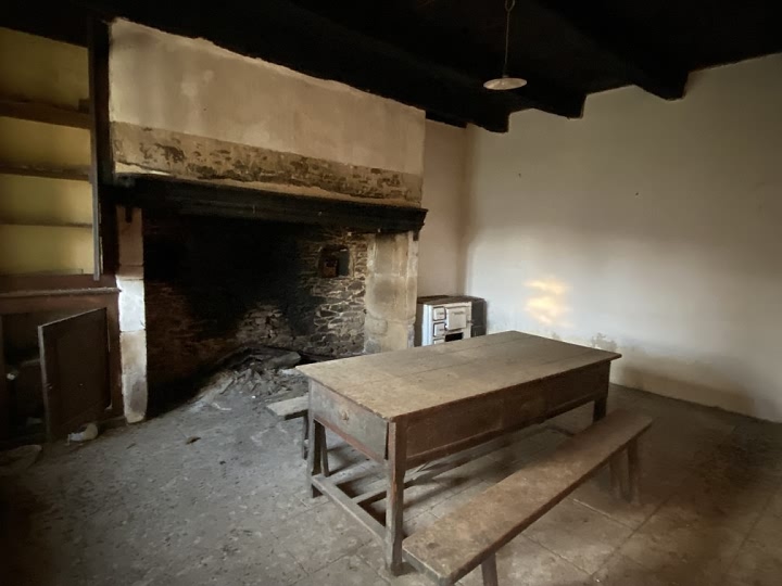 Stone house to renovate near Affieux