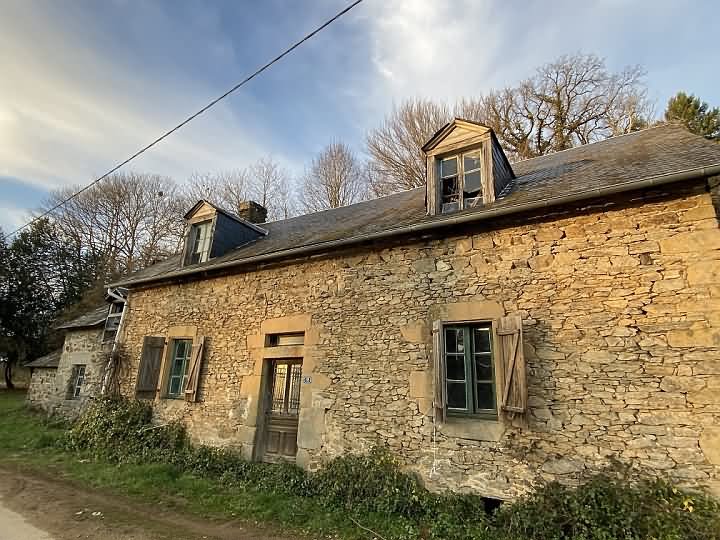 Stone house to renovate near Affieux