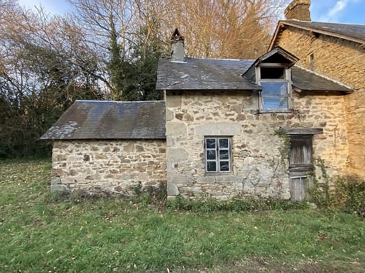 Stone house to renovate near Affieux